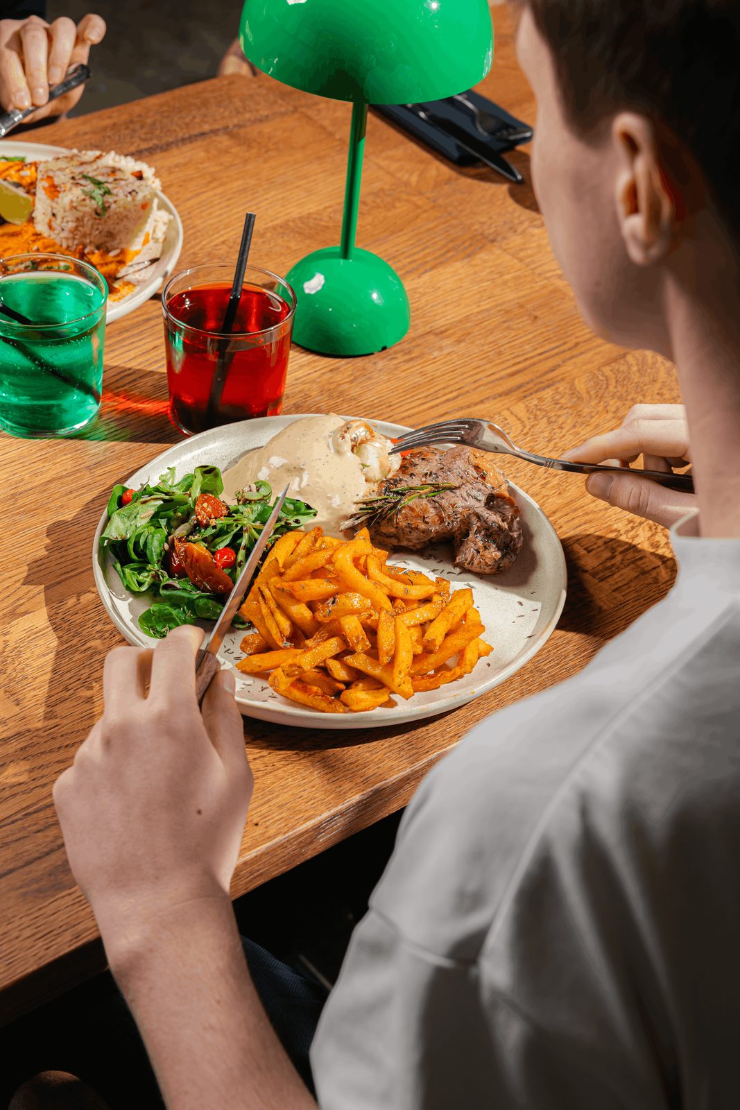 Pièce du boucher, frites et salade au Café Central
