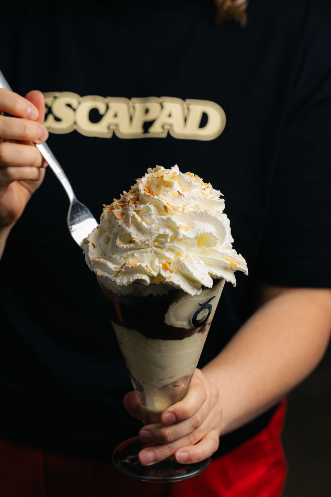Coupe glacée signature, chantilly et amandes