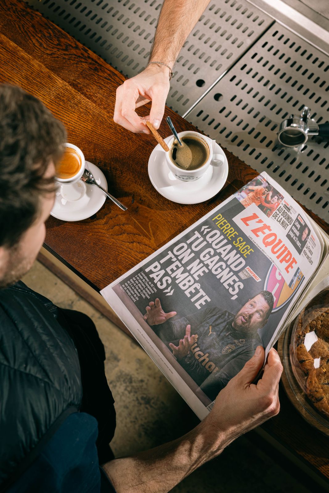 Café et journal L'Équipe au comptoir
