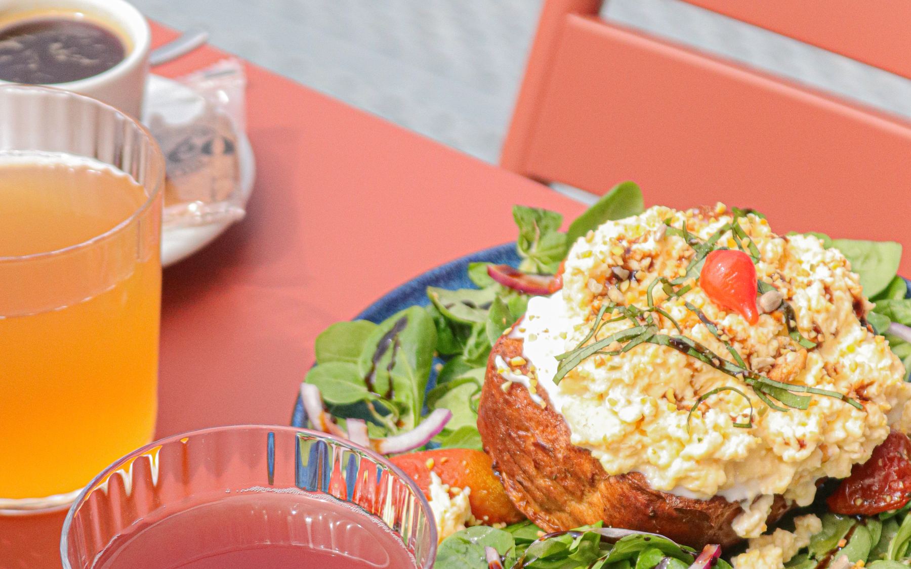 Le brunch du Café Central : toast brioché aux œufs brouillés, granola et jus frais
